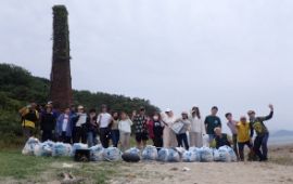 oˍuθߍuǺ߼{ˤΥե`ɥ`gʩޤ/Beach cleanup fieldwork at Takashima Island